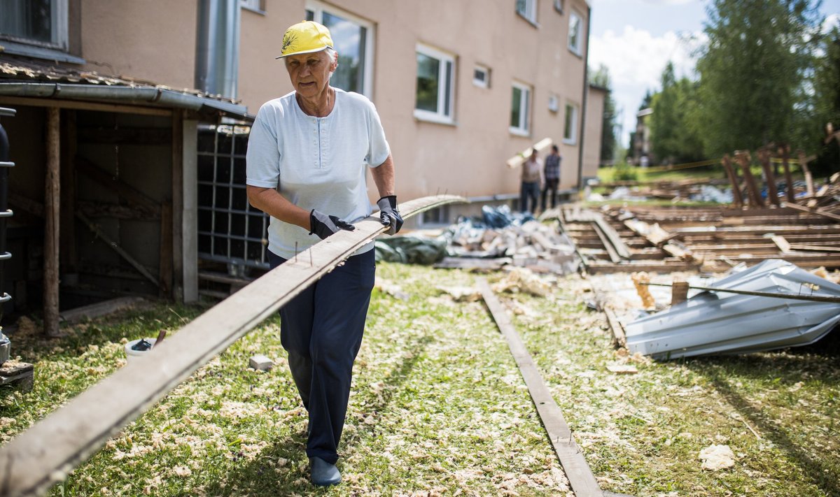 Sihvas asuva kortermaja korteriühistu juhatuse liige Mallis Pahapill ei istu kodus käed rüpes, vaid aitab maja ümbrust katusest puhtaks teha. 