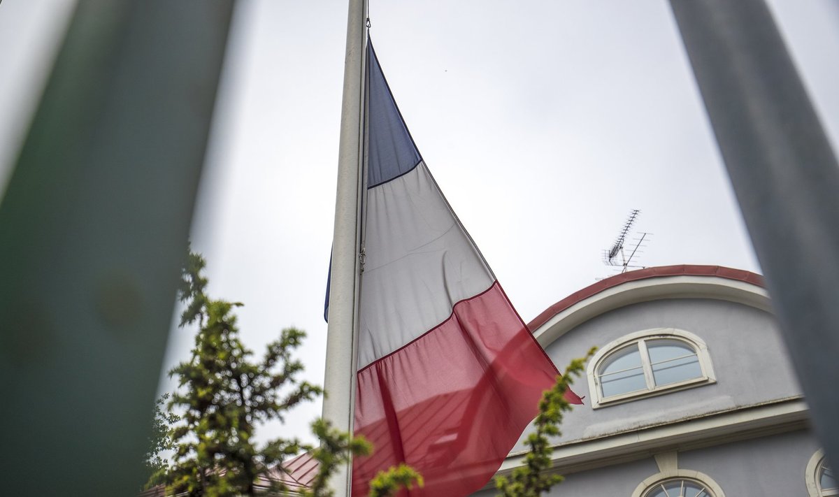 Prantsuse saatkonna leinalipud