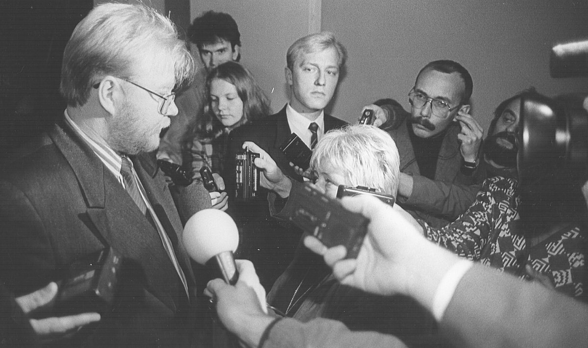 Mart Laar 1994. aasta detsembris ajakirjanike piiramisrõngas