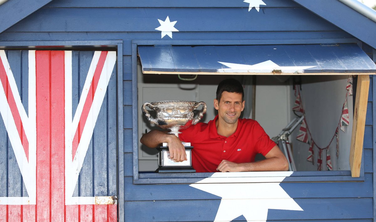 Novak Djokovic esmaspäeval koos karikaga Brighton Beachil.
