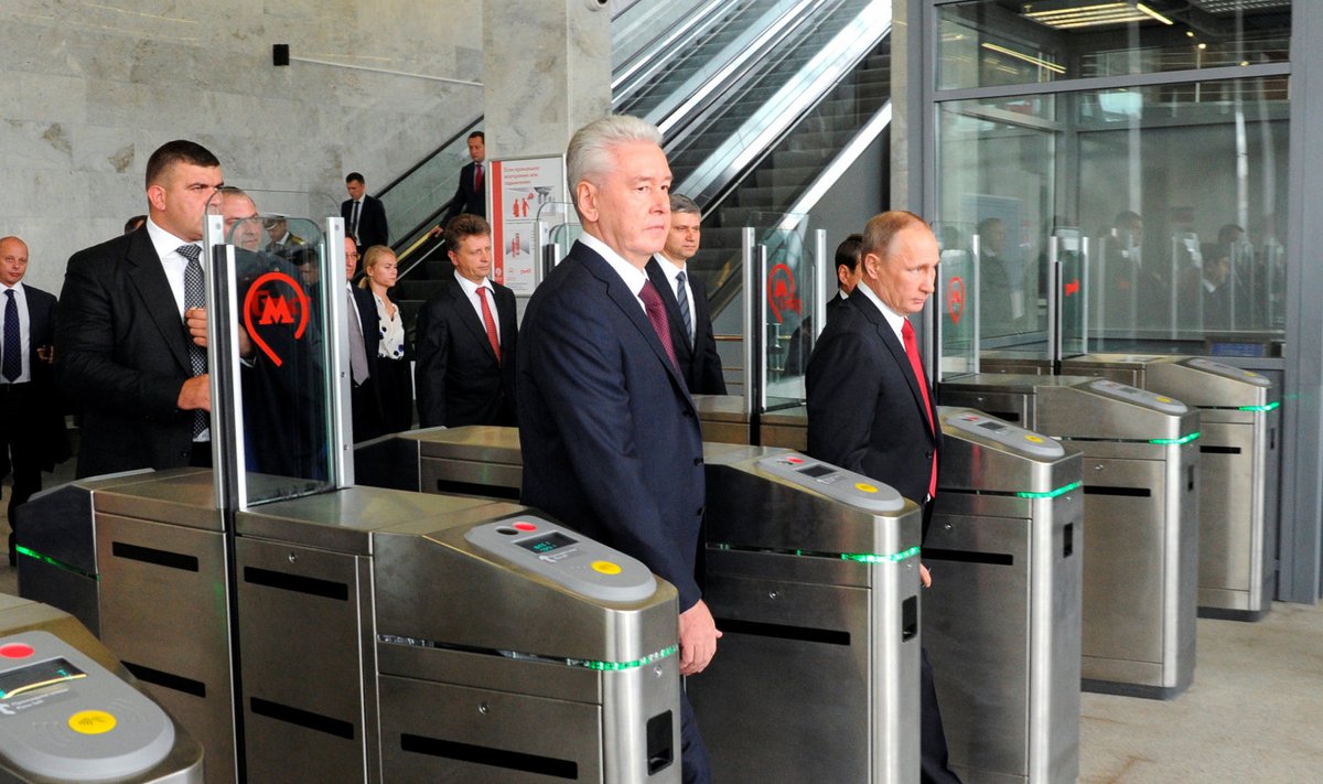 Moskva linnapea Sergei Sobjanin ja Vene president Vladimir Putin sisenevad vastavatud metroosse.