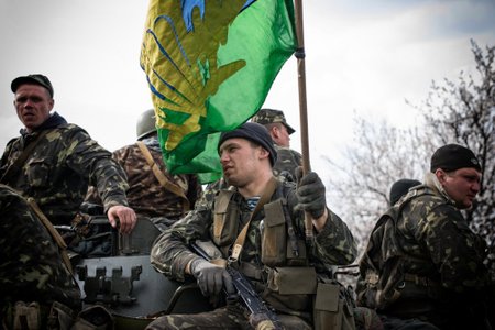 Бойцы 25-й отдельной Днепропетровской аэромобильной бригады у Краматорска