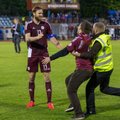 FOTOD: Läti jalgpallikoondise mängijad päästsid fänni tigedate turvameeste käest