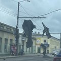 FOTOD | Mustamäe teel rebis tuul kaubanduskeskuse katuselt tükke ning lennutas teele ja elektriliinidesse