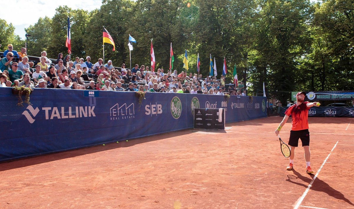 Tennisetribüün Pärnus, kus turniiri korraldajad on märganud keelatud tegevust.