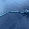 ФОТО И ВИДЕО | „За ночь на лобовом стекле нарос слой льда толщиной 2 см“. Обледенели дома и автомобили