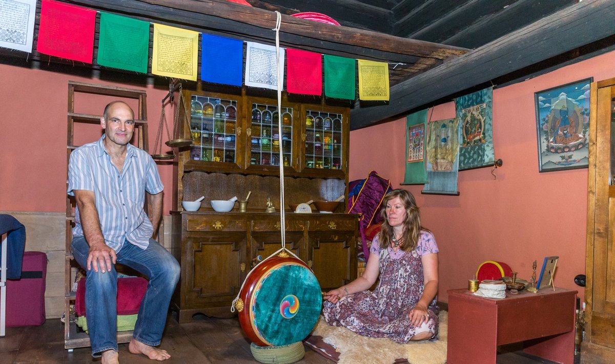Anu Rootalu-Wachsmann ja Stefan Wachsmann ruumis, kus Anu tegeleb Tiibeti meditsiiniga.