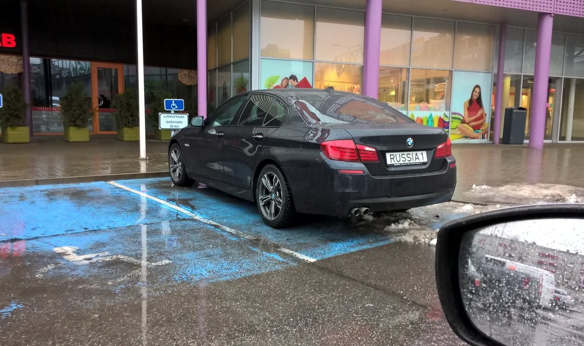 Uhke numbrimärgiga BMW Mustika keskuse parklas