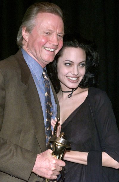 Angelina Jolie koos isa Jon Voightiga aastal 2002.