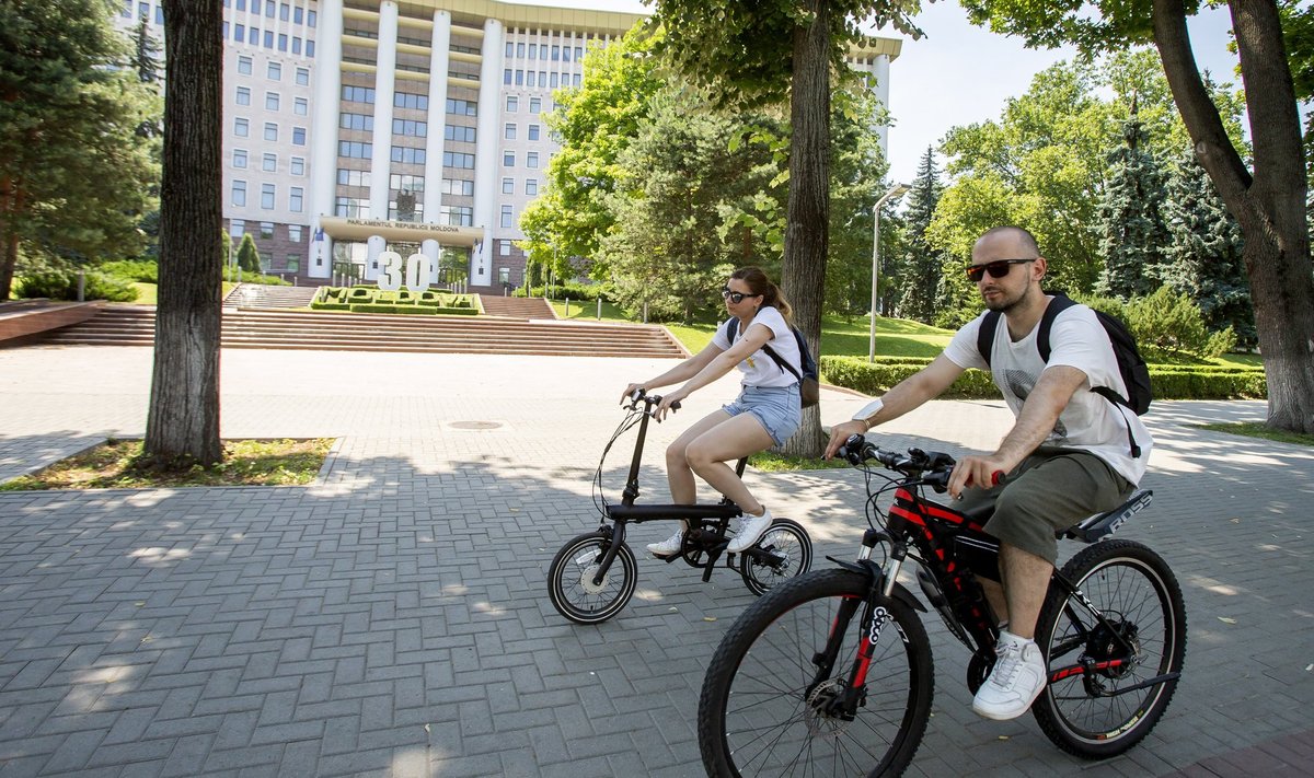 Jalgratturid Moldova parlamendi ees