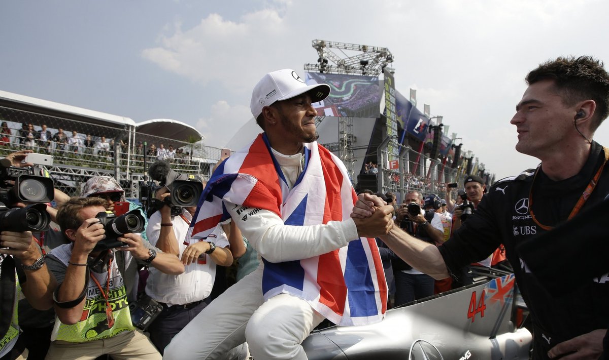 Lewis Hamilton võtab vastu õnnitlusi