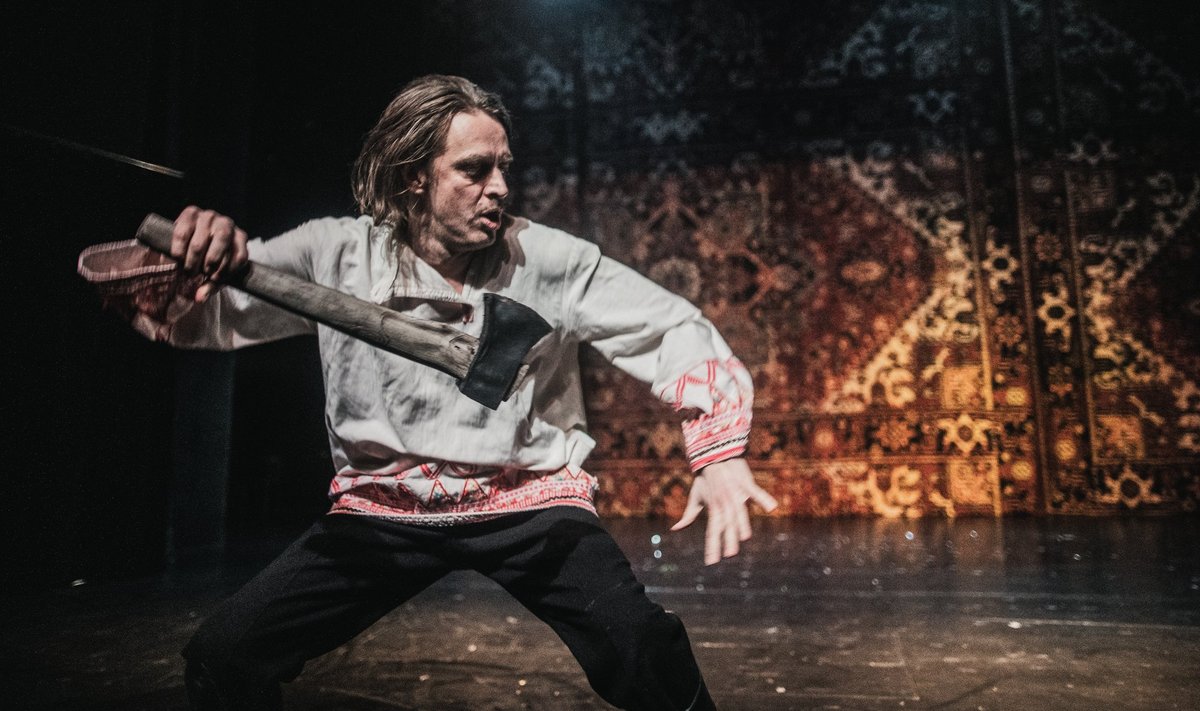 "Mefisto". Juhan Ulfsaki mängitud andekas näitleja Hendrik Höfgen näitab, kuidas ta tantsib Tšehhovi "Kirsiaia" maharaiumist.