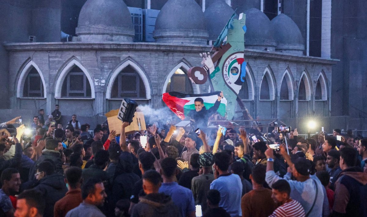 Ликующие толпы в Рафахе после объявления ХАМАС