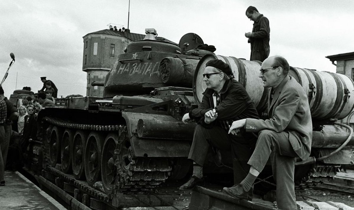Lembit Remmelgas (paremal) filmivõtetel koos stsenaristi Paul Kuusbergiga. Foto: Tallinfilm