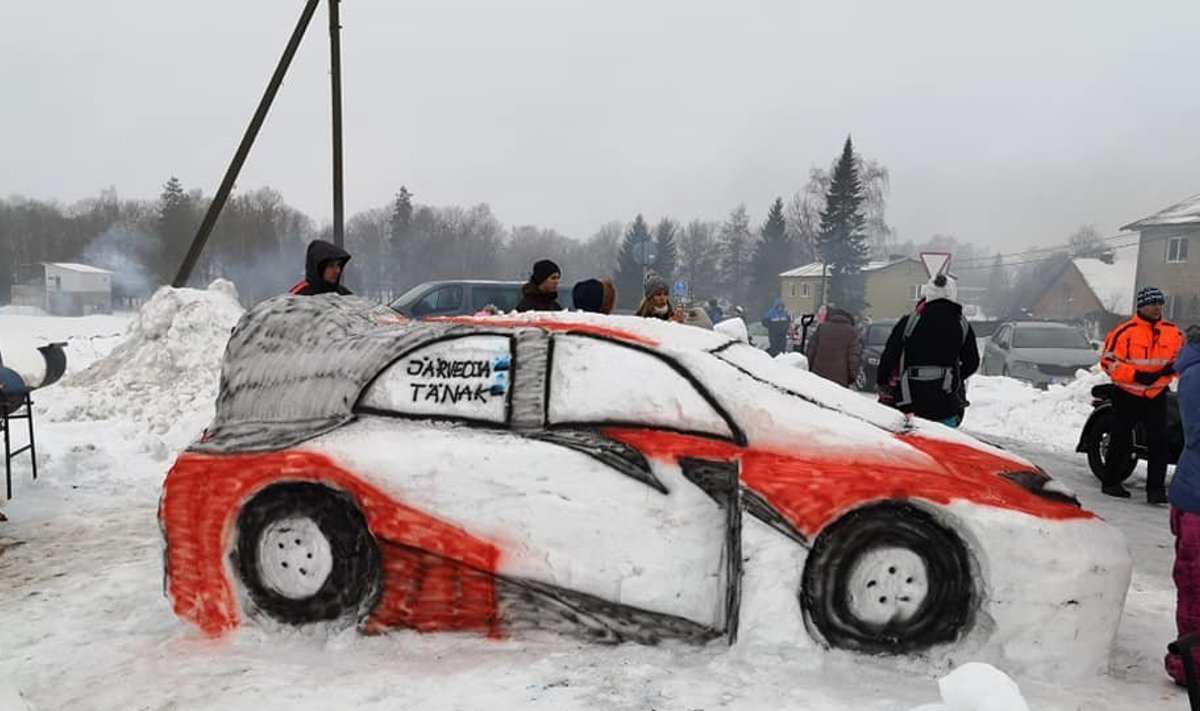 Ott Tänaku ja Martin Järveoja Toyota WRC masina lumest tehtud koopia