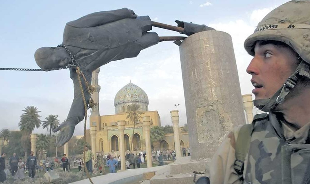 USA sõdur Kirk Dalrymple jälgib 9. aprillil 2003 Bagdadis Saddam Husseini kuju mahavõtmist.