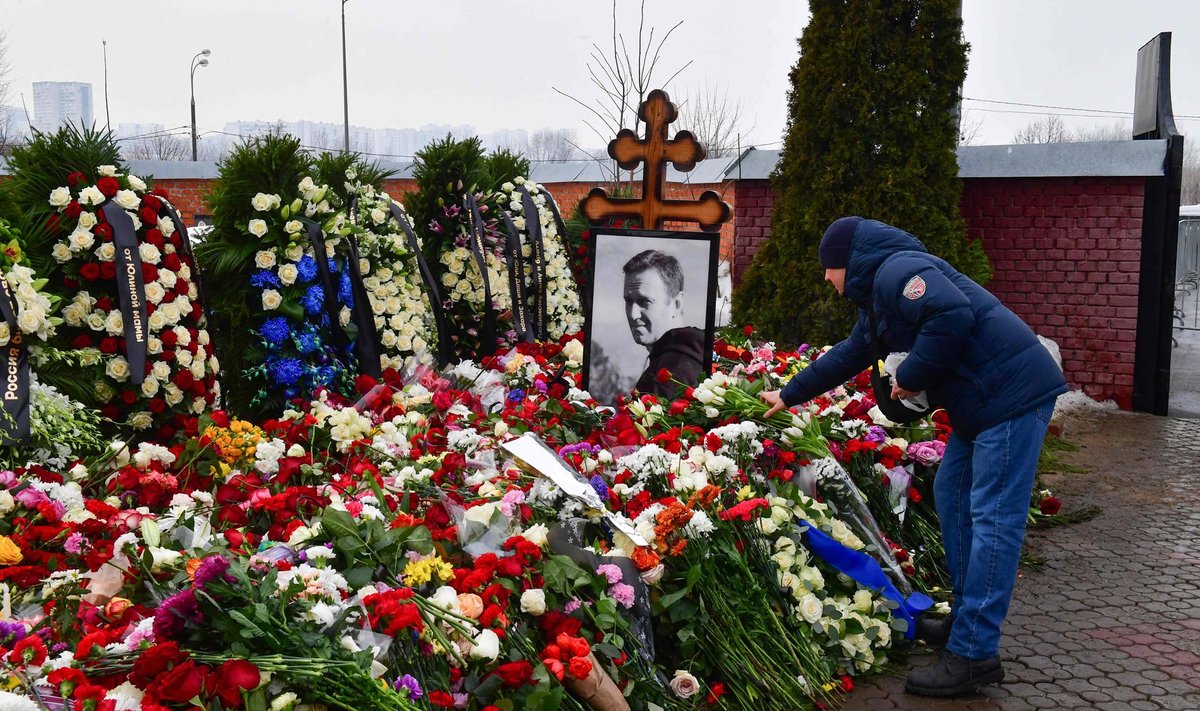 Leinaja asetab Moskvas Borissovskoje kalmistul lilli Venemaa opositsiooniliidri Aleksei Navalnõi hauale.