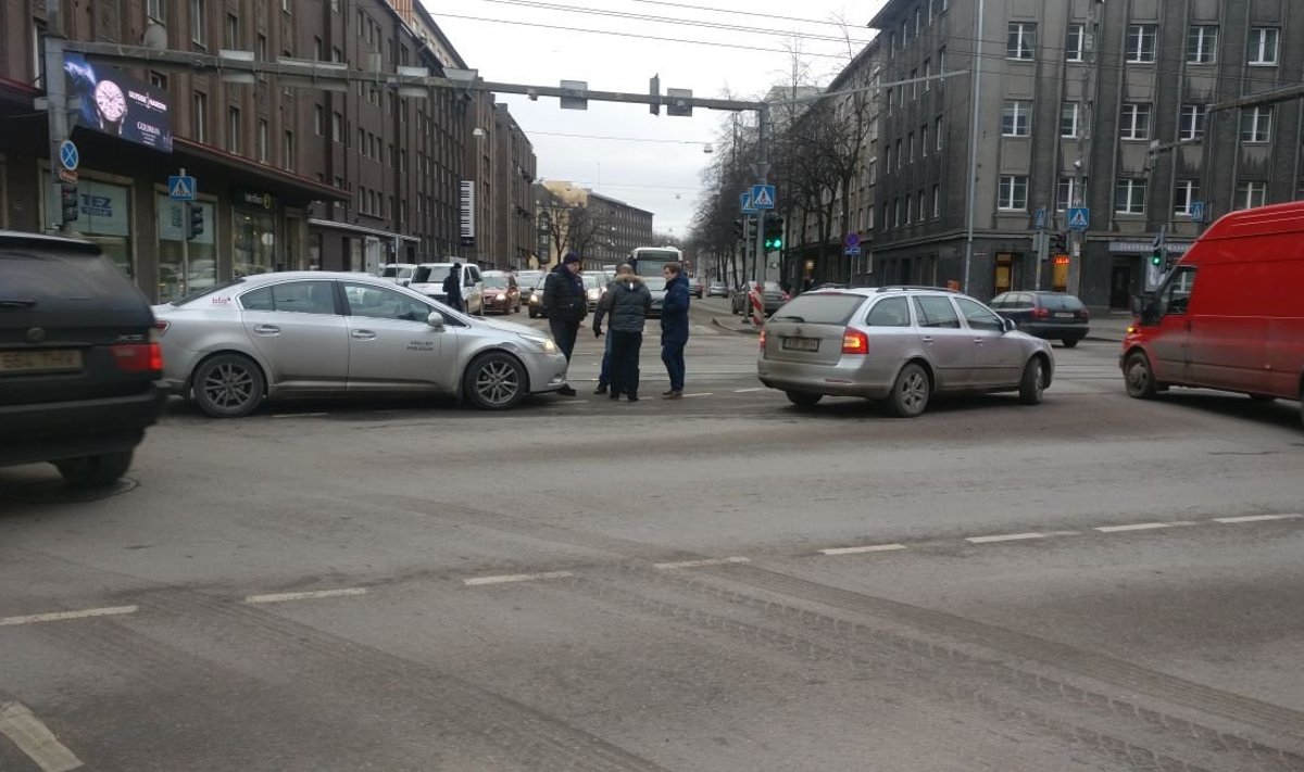 Õnnetus Tallinnas Narva maantee ja Pronksi tänava ristmikul