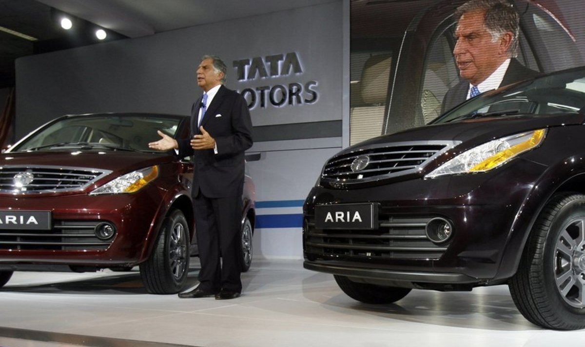 Tata Motors Chairman Ratan Tata speaks during the unveiling ceremony of Tata Motor's new car Aria at India's Auto Expo in New Delhi January 5, 2010. Tata Motors, India's largest vehicle maker, on Tuesday unveiled three new vehicles at an auto show in New Delhi. The expo runs from January 5-11. REUTERS/Adnan Abidi (INDIA - Tags: TRANSPORT BUSINESS)