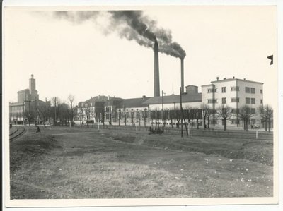 Põhja puiestee 1930. aastatel. Vasakul Ilmarise tehas ja Kalamaja pilvelõhkuja Puhkide elevaator. Paremal 1913. aastal avatud Tallinna elektrijaama hooned.