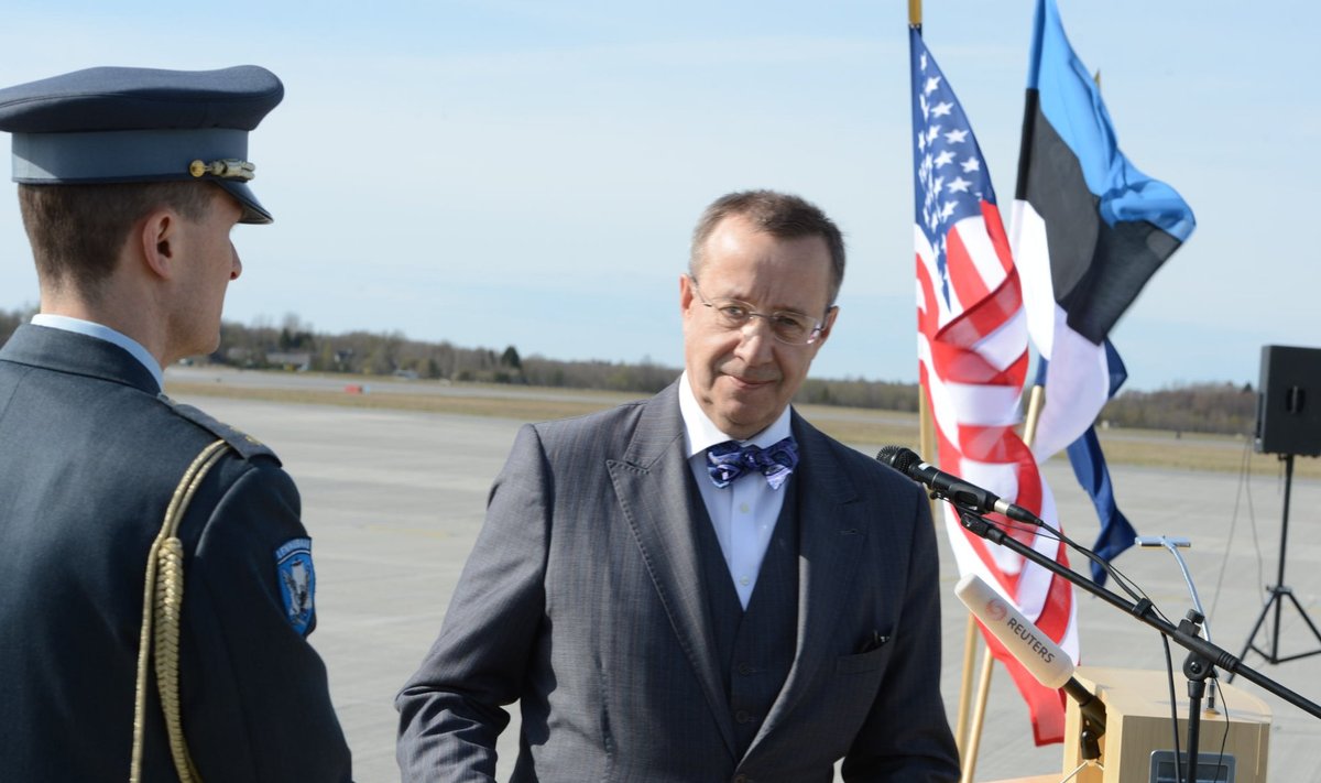 President Ilves Ämari lennubaasis USA sõjaväelasi tervitamas