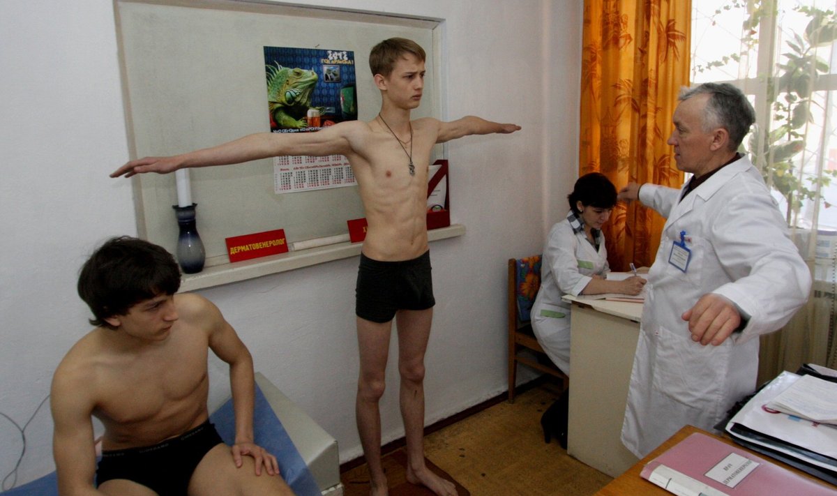 Kutsealused noormehed arstlikus kontrollis Ussuriiskis Primorje krais