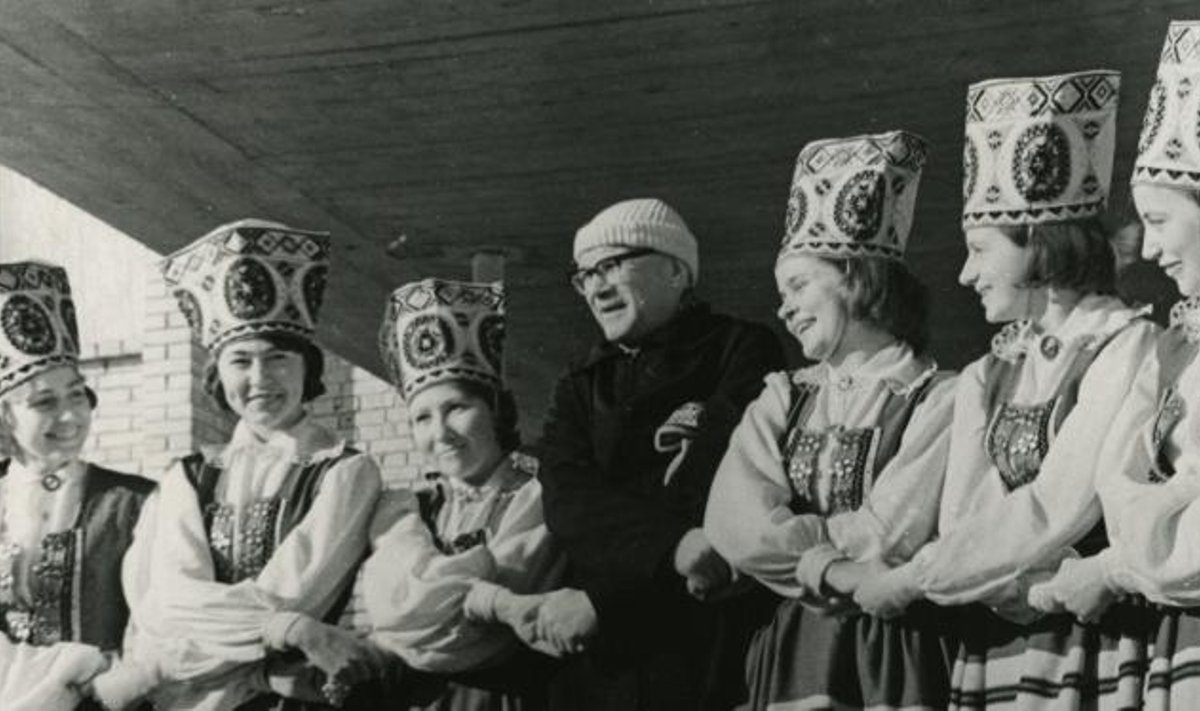 Rahvarõivais ilusad ja rõõmsad näitsikud pakkusid Kekkonenile silmarõõmu ja tegid tuju heaks.