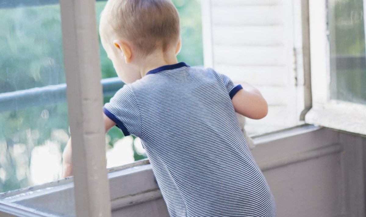 Kõige sagedamini kukuvad väikelapsed aknalaual turnides. 