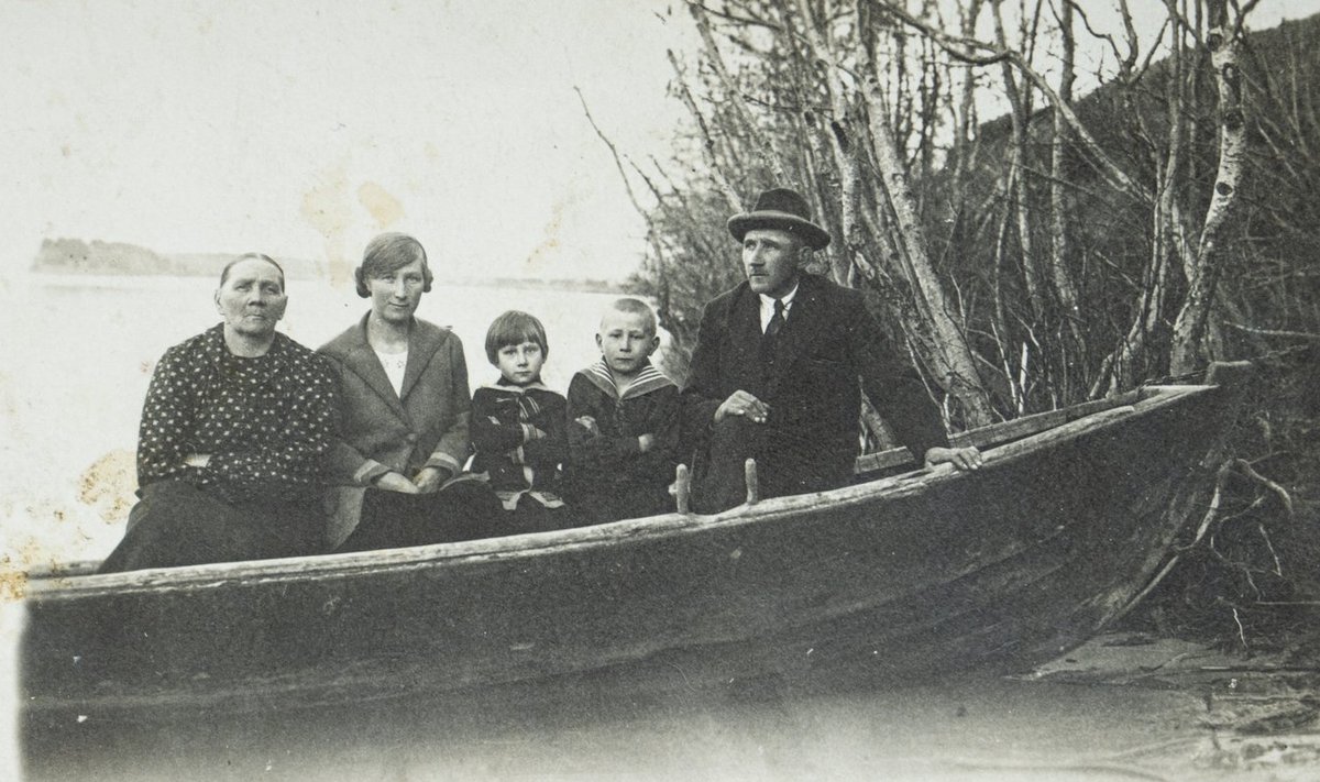 Семья Хаберкорн у своего хутора на берегу реки Нарвы. Слева направо: Леену (мама Александера), Леонтине, Эрна, Вернер, Александер.
