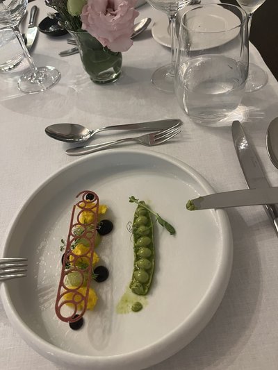 Ei tea, kas süüdi oli Leedu esimese juustuga kaasas käiv põnev legend või toidu imetabane välimus, aga eelroale sai kahvliga kallale mindud juba enne, kui tuli meelde see pildile püüda.