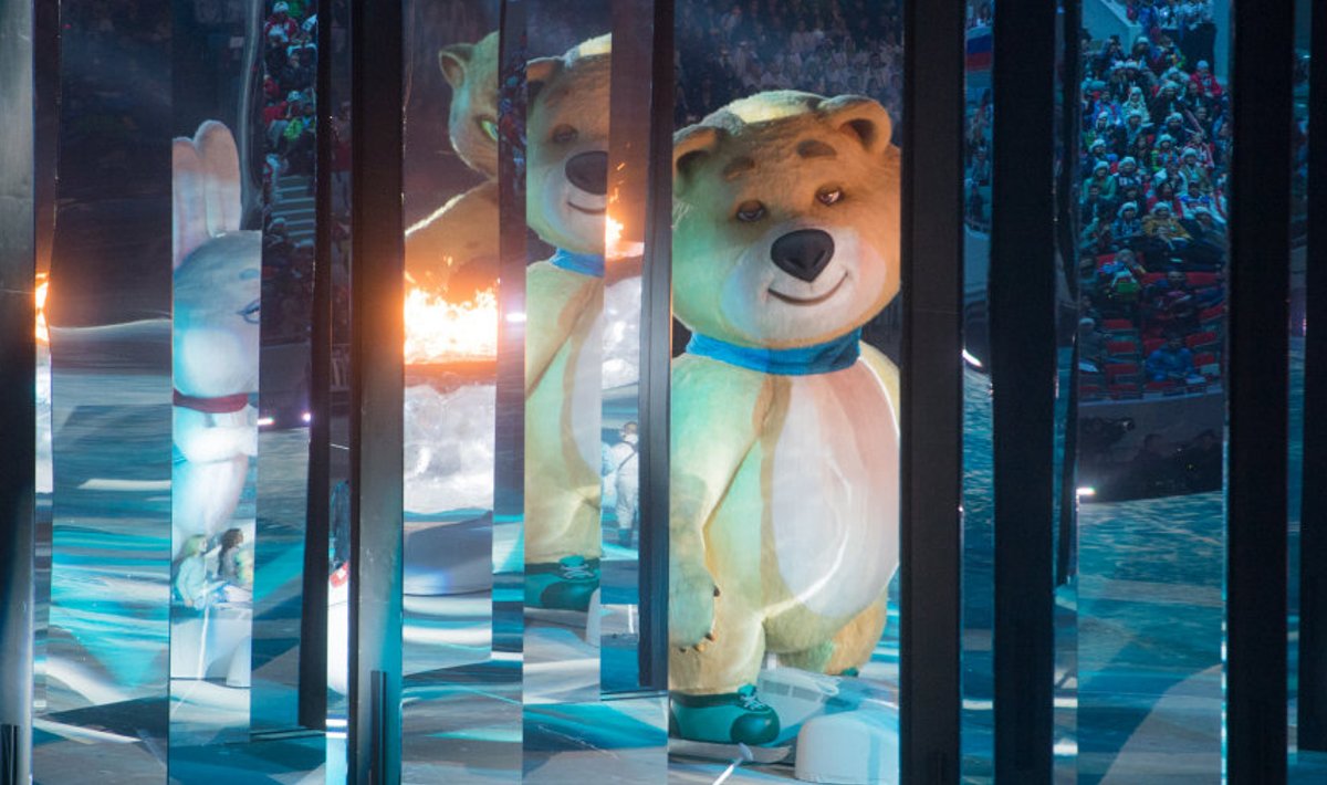 Sotši olümpiatule kustutas mängude üks maskott, jääkaru. Kui muidu võis olümpial liikumas näha valget jääkaru, siis mängude lõpetamisel meenutas ootamatult pruunika karva saanud jääkaru väga Moskva suve­olümpiamängude maskotti,  tavalist karu Mišat.