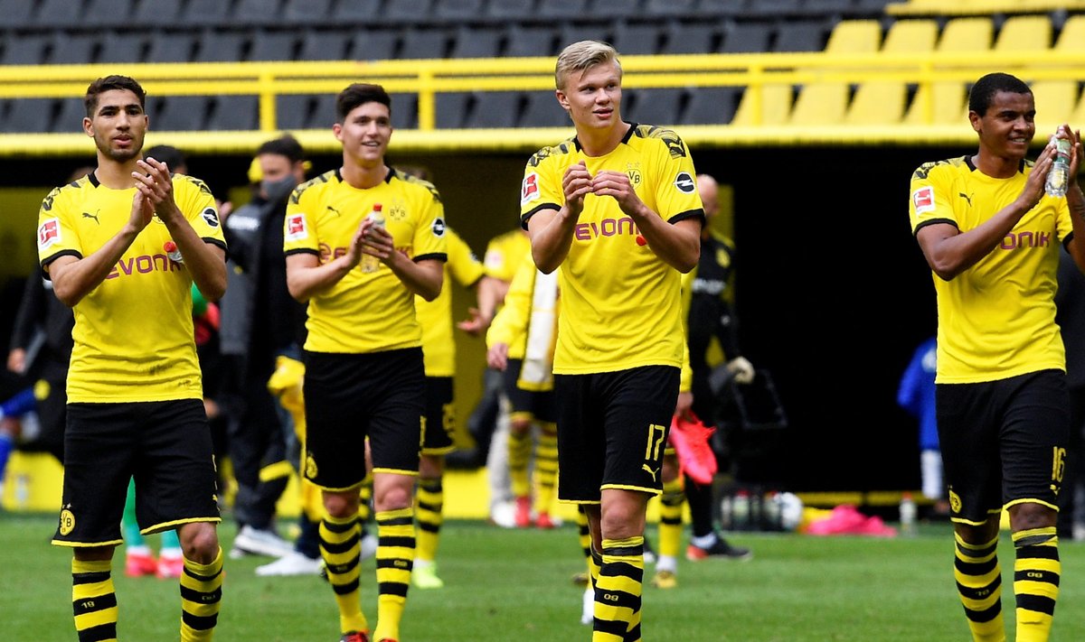 Dortmundi Borussia mängijad eesotsas Erling Braut Hålandiga (keskel) aplodeerisid pärast kohtumist tribüünile, kus tavaliselt möllavad klubi tulihingelised fännid.