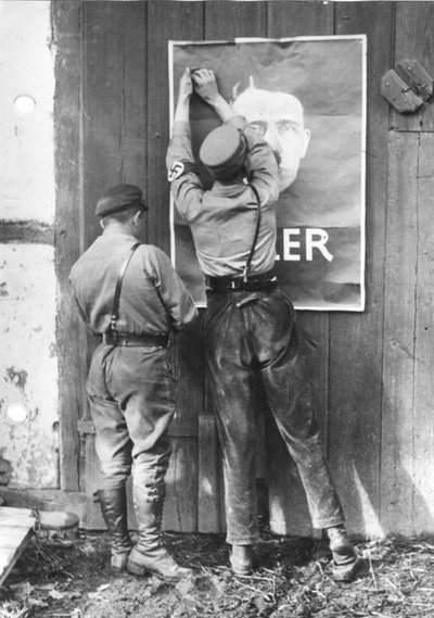Штурмовики СА прикрепляют плакат Гитлера в Мекленбурге, июнь 1932 года