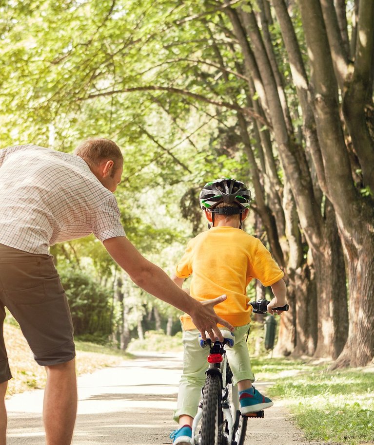 Tasakaalu leidmise abistamisel toetage last rattasadulast või ülakehast ning laske tal iseseisvalt juhtida.