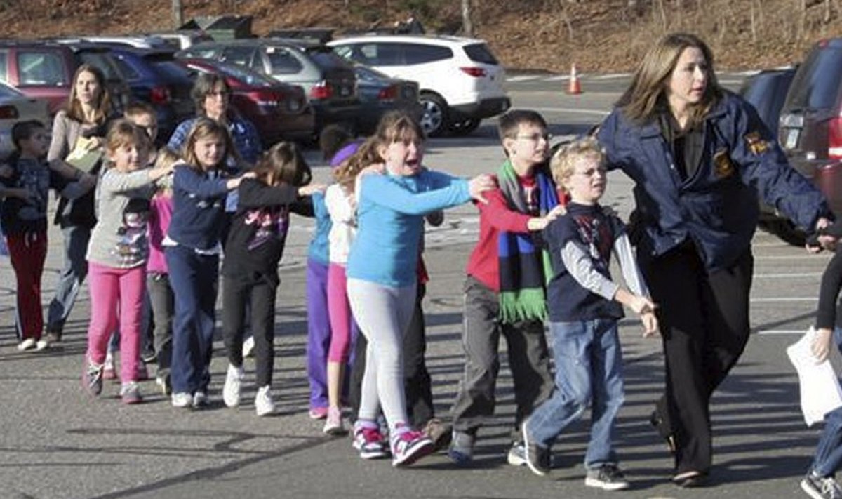 Politsei juhendab lapsi Sandy Hooki algkoolist evakureerumisel