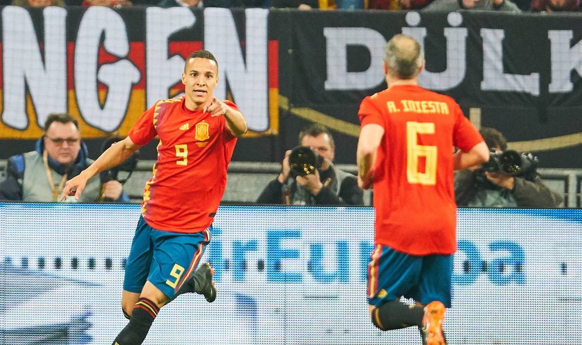 Märtsikuises sõprusmängus Saksamaaga paistis eredalt silma Valencia ründaja Rodrigo. Teda jookseb õnnitlema ilmselt viimast MM-i mängiv Andres Iniesta.