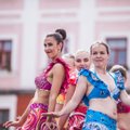 FOTOD | Värvikad kõhutantsijad ja JJ Street andsid Tartus lõbusa tantsuetenduse