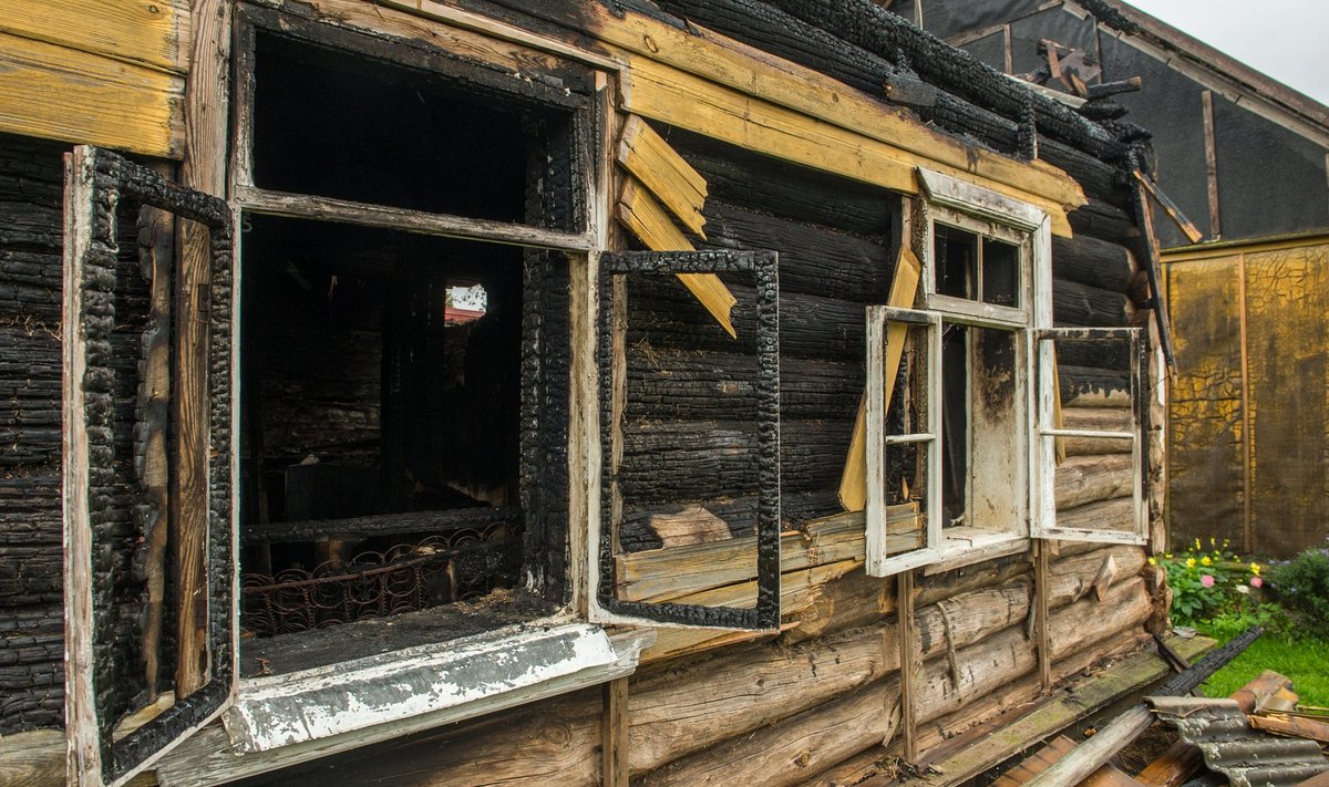 Juulis põles see maja. Elamiseks palju ei jäänud. Ka naabrite maja sai kuumakahjustusi.