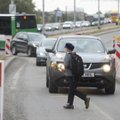 DELFI FOTOD: Koolijütsid suunduvad läbi teetöödest halvatud Tallinna liikluse aktusele