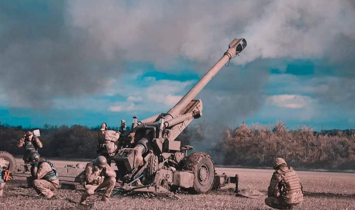 Украинские артиллеристы ведут огонь из гаубицы, предоставленной Эстонией