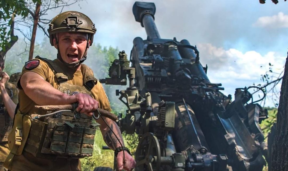 Ukraina sõdurid brittidelt saadud kerge 105-mm haubitsaga