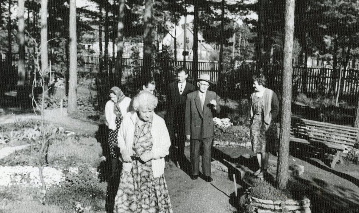 Elo ja Friedebert Tuglas koos külalistega oma koduaias. Just seal toimub ka «Rohelise aia päev». (foto: repro)