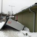 FOTO | Lumi lükkas Tallinnas Nõmme turu Omniva pakiautomaadi ümber