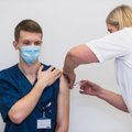 ГРАФИКИ | Вакцинация от коронавируса идет полным ходом. Какой уезд лидирует по числу вакцинированных жителей?