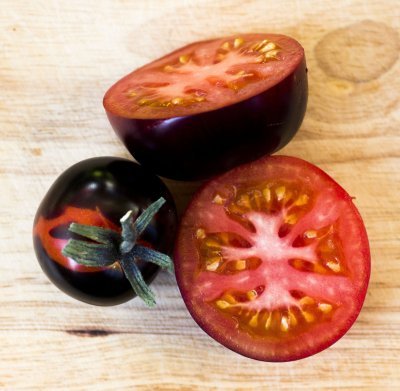 Tomatisort ´Indigo Rose´, mille küps vili on seestpoolt oranži värvusega.