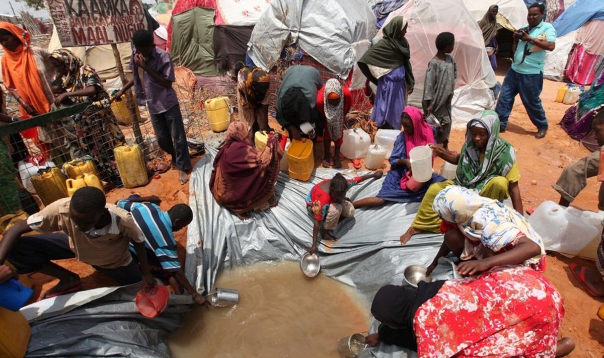 Somaali põgenikud kaevust vett kogumas. Foto Feisal Omar, Reuters