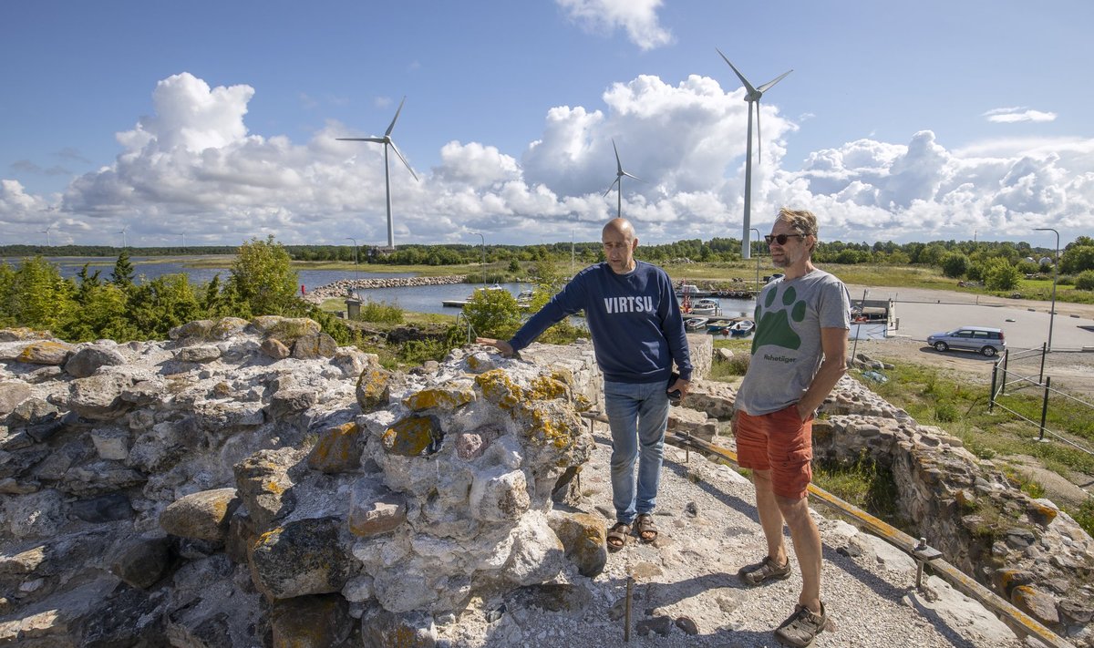 Turismi alguspunkt algaks kogukonnaaktivistide sõnul vasallilinnusest, millest kujuneb turismimagnet „See paistaks juba praami peale välja,“ märgib Mõniste. „Siin, kus me praegu seisame, võiks tulevikus olla linnuse baar,“ pakub Kesküla.  