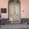DELFI FOTOD: Inimesed toovad Venemaa saatkonna juurde lilli