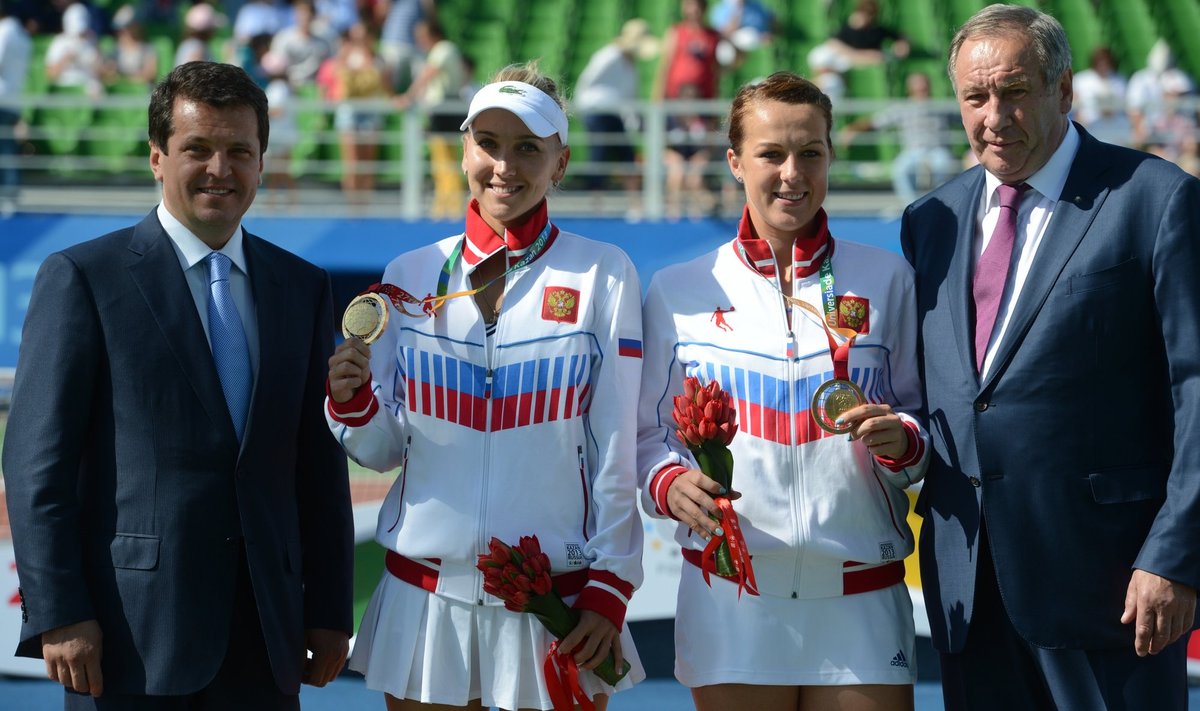 Naiste paarismängu võitjad Jelena Vesnina ja Anastasia Pavljutšenkova