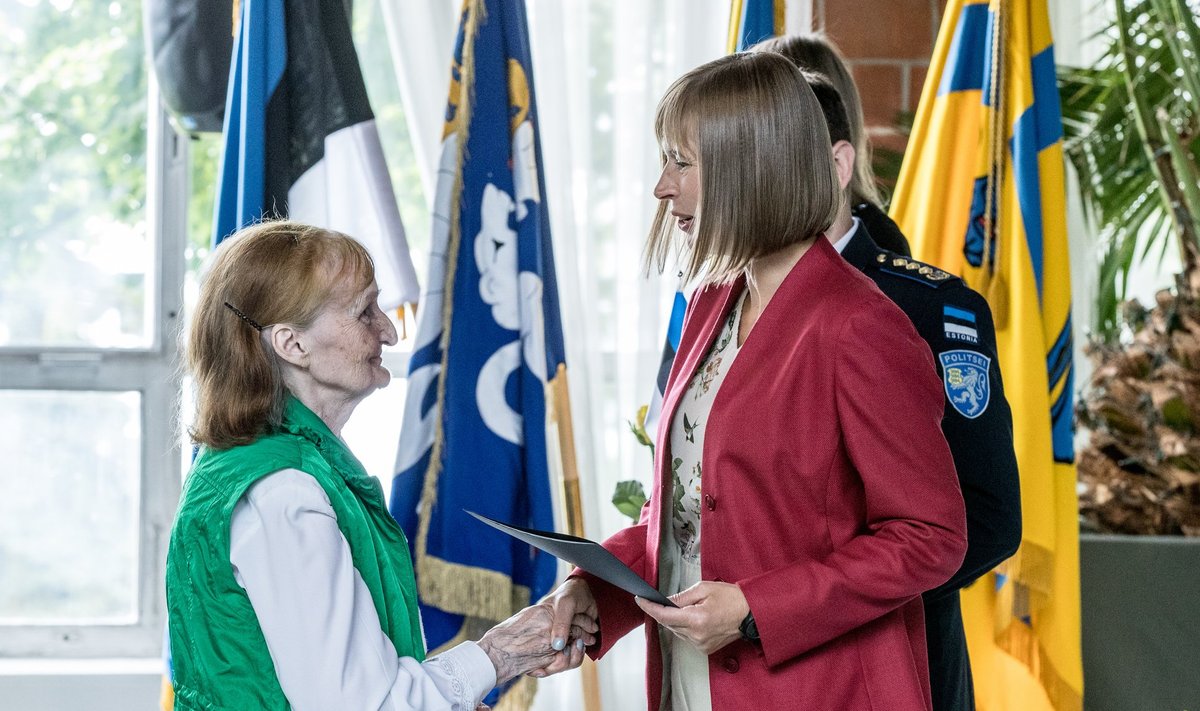 Vabariigi President Kersti Kaljulaid andis täna pidulikul tseremoonial Tallinna Lillepaviljonis üle kodakondsustunnistused Eesti Vabariigi uutele kodanikele